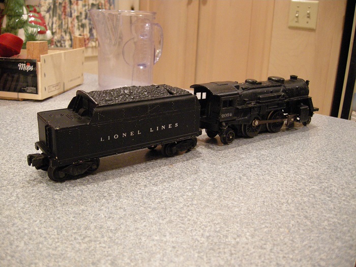 Lionel 2034 locomotive with a 6466T tender.